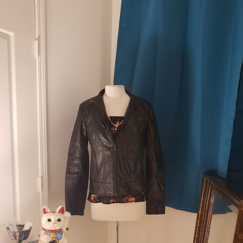 Clothing - Picture 8 of 8